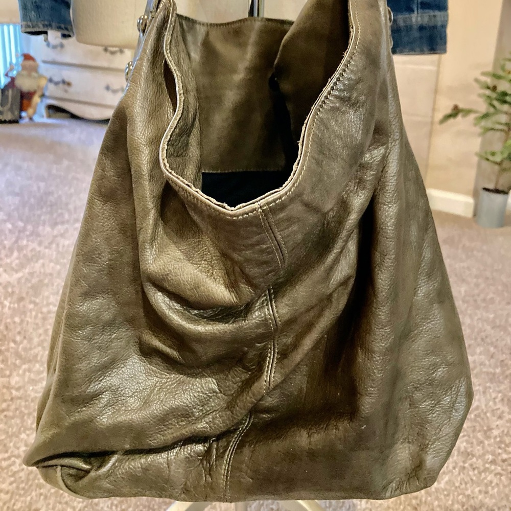 SUPTLE LEATHER SACK… cotton lined. Studded/footed base